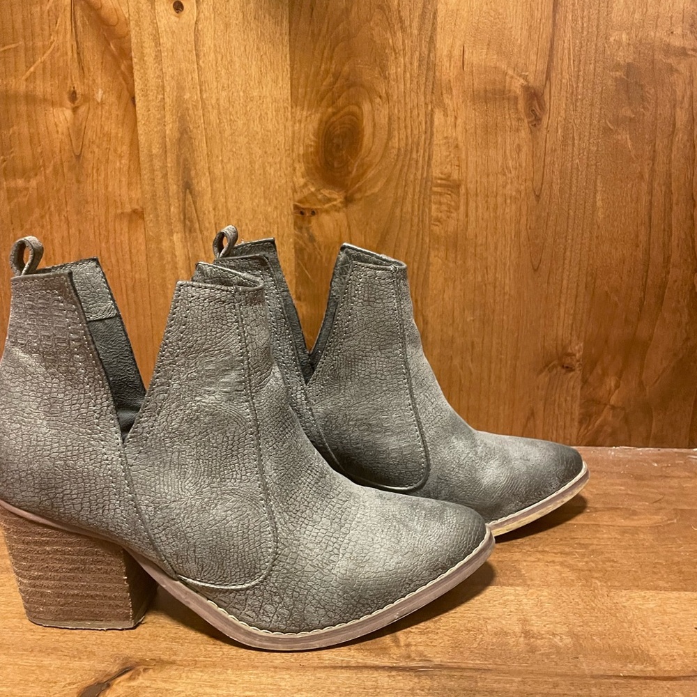 Gray Textured Women's Ankle Boots